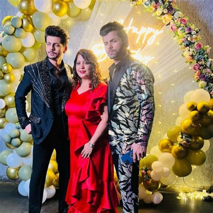 Abhishek Nigam and his mom Vibha Nigam
