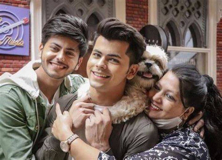 Abhishek Nigam with his mother Pramila Tokas (Vibha Nigam) and brother Siddharth Nigam
