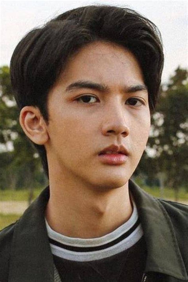 Ari Irham biography