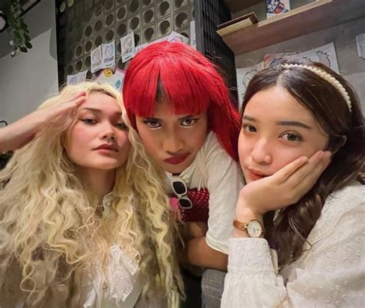 Bunga with her friends