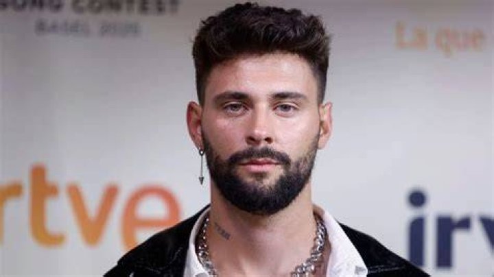 Cuánto mide el cantante de la adictiva?