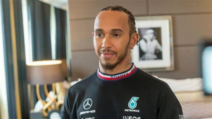 ¿Cuál es el acento de Lewis Hamilton? – Celebrity.fm