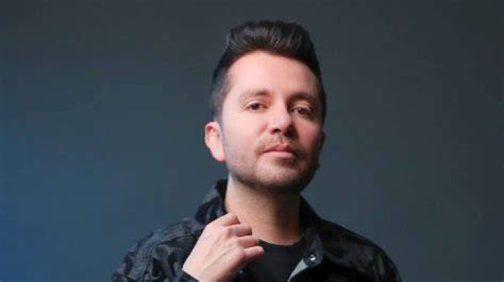 Cuánto mide el cantante de la adictiva?
