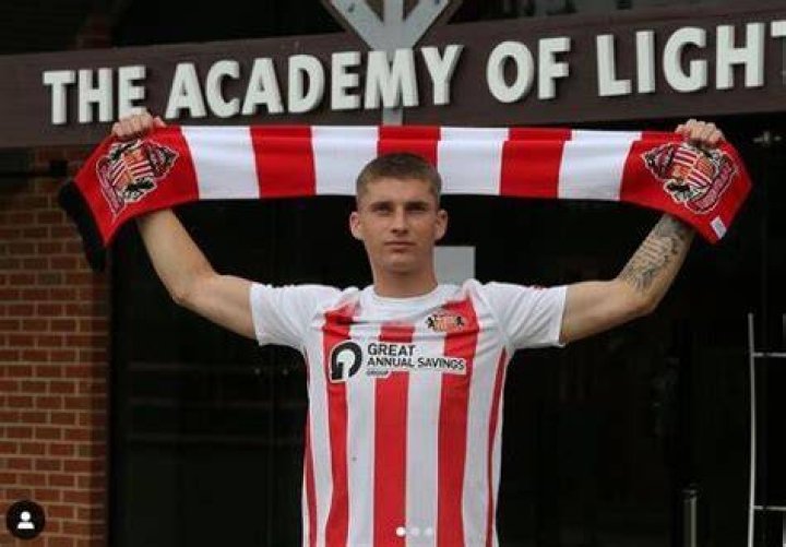 Dennis Cirkin signed the contract with Sunderland Association Football Club