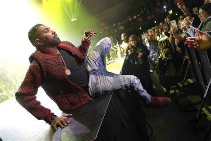 Ginuwine Falls Off Stage