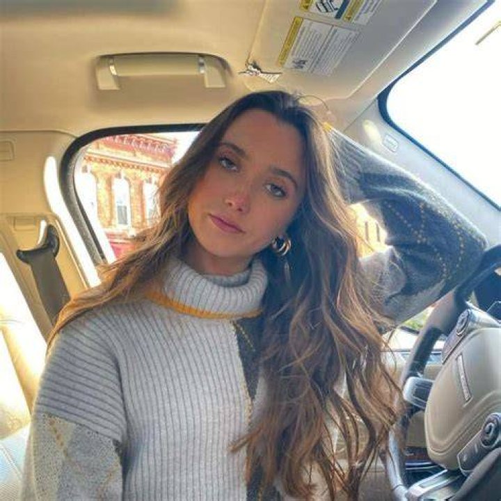 Hannah Meloche- Net worth, Age, Bio, Height, Boyfriend, YouTube, Career