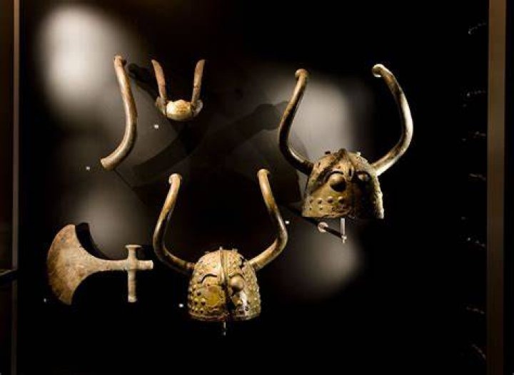 Horned Vikso Helmet