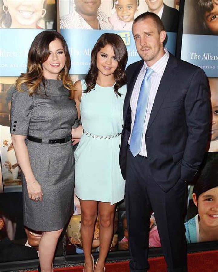 How many siblings Selena Gomez has?