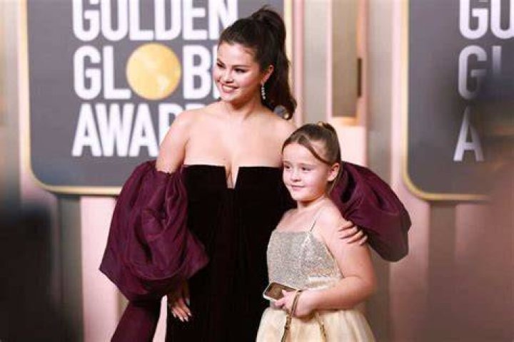 How many siblings Selena Gomez has?