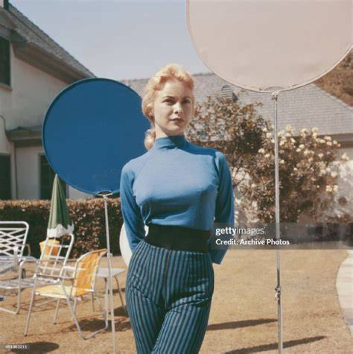 How tall is Janet Leigh