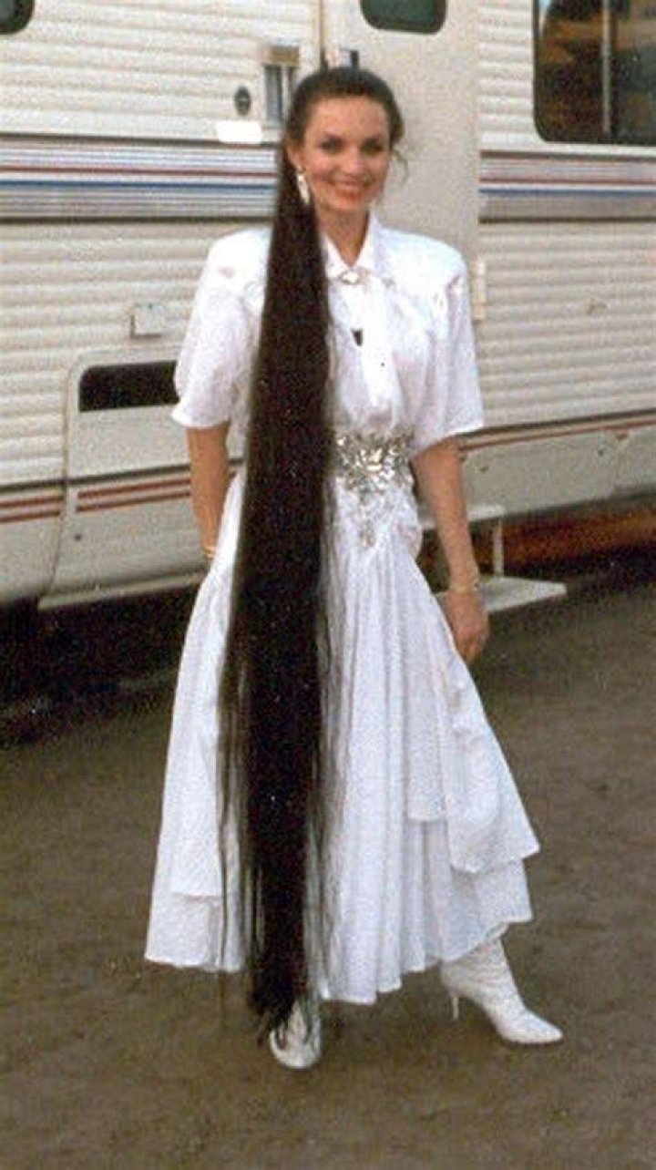 Is Crystal Gayle’s hair still long?