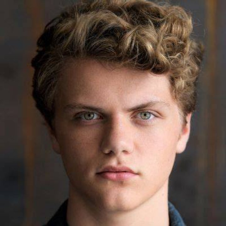 Jake Brennan Bio, Wiki, Age, Height, Net Worth, Girlfriend, Actor, Family