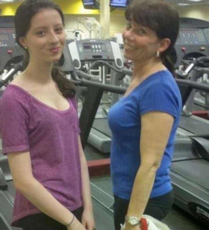 Leah Fennelly old picture with her mother