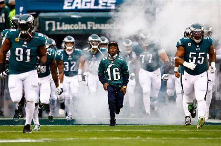 Lil Uzi Vert Leads Eagles Onto The Field: Watch