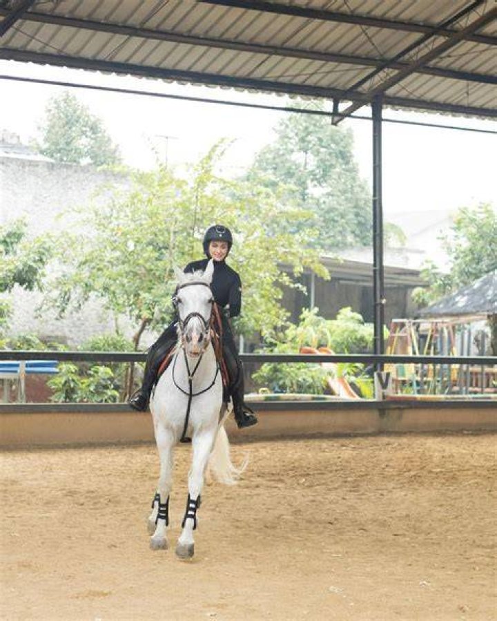 Luana loves horse riding