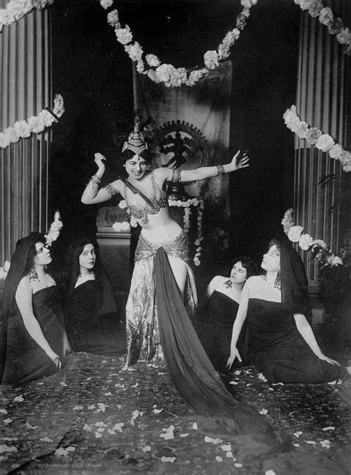 Mata Hari Performing