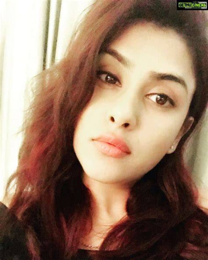 Naira Shah is a selfie lover