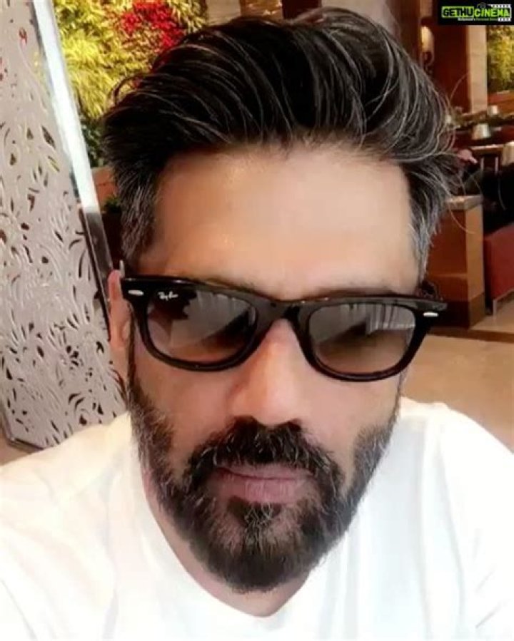 Naira Shah with Sunil Shetty