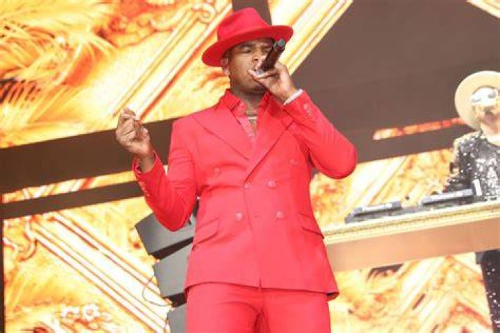 Ne-Yo Kicks A Fan Off Stage After Signature Hat Removal