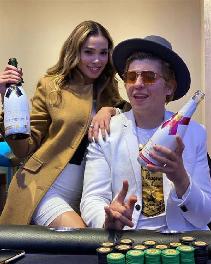 ¿Qué altura tiene el papá de KDS? – Celebrity.fm