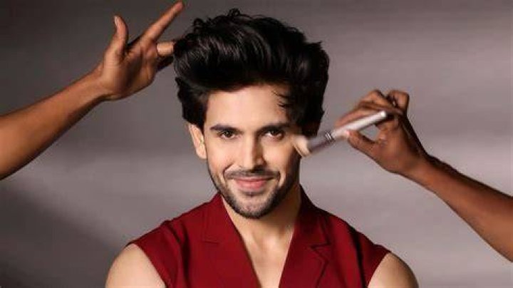Shehzada Dhami captures mirror images