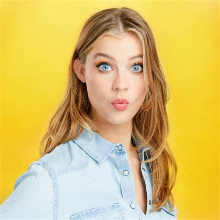 Sydney Morgan with her fellow model
