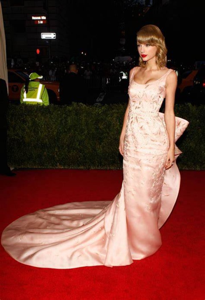 Taylor Swift Wearing Oscar de la Renta