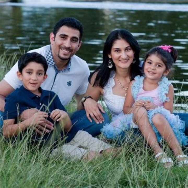 Vikas Thapar sister and her husband