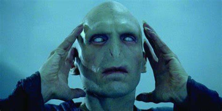 What color is Voldemort’s eyes?