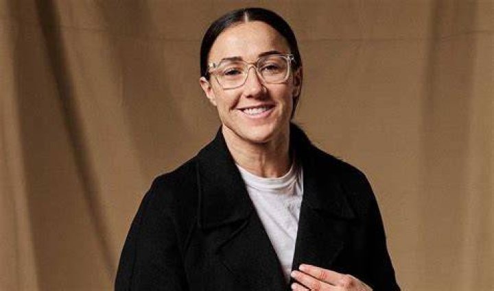 What is Lucy Bronze salary?