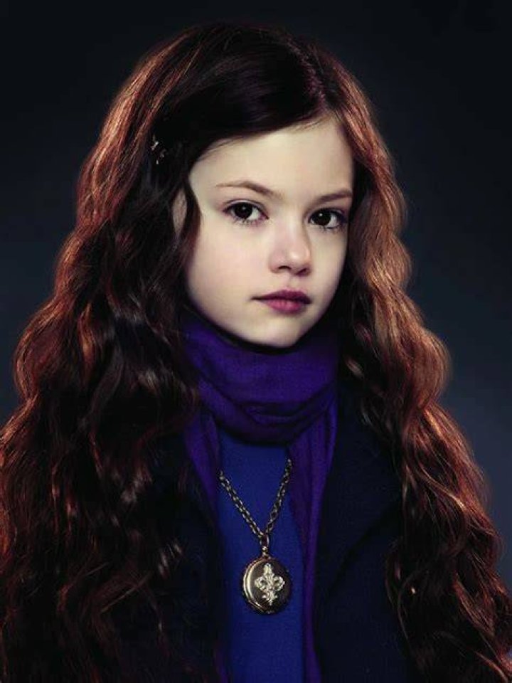 Who plays Renesmee Twilight 6?