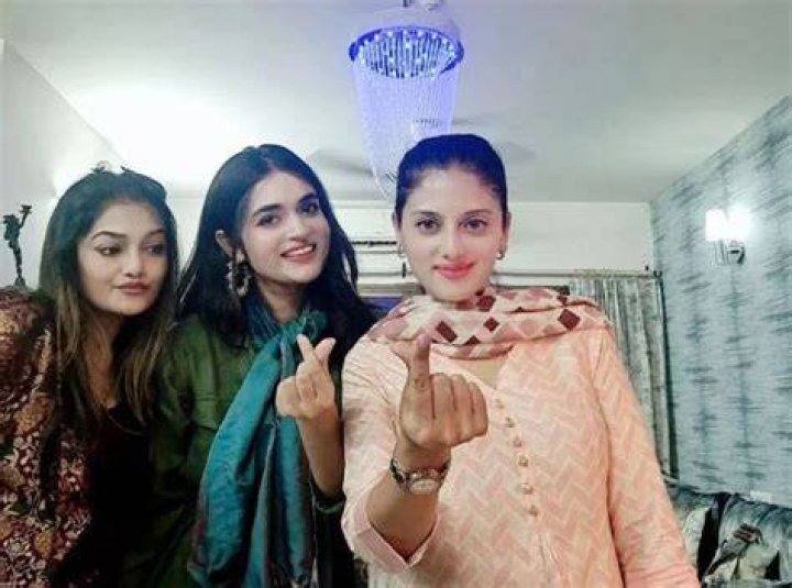 Yana Mir with her friends